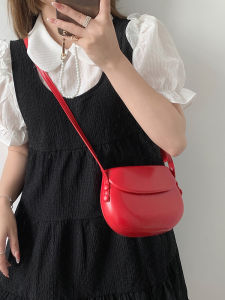 Red Crossbody Phone Bag Womens 2025 New Summer Vintage Saddle Bag Simple Design Single Shoulder Slant Cross Small Bag