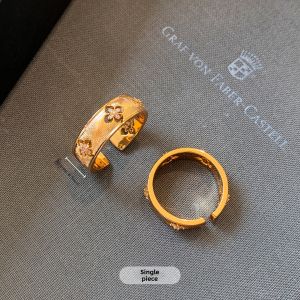 CAFFTI | Golden Clover Minimalist Luxury Finger Ring