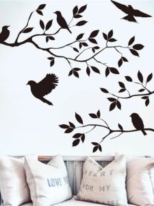 ภาพติดผนังรูปต้นไม้สัตว์นินจ่าอยู่ในห้องนั่งเล่น ติดที่กำแพงหลังโซฟา ติดกาวกระจก ตกแต่งด้วยรูปต้นไม้และสัตว์ปีกน้อย