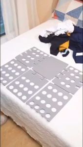 กระดานพับผ้าพลาสติก ง่ายและรวดเร็ว โฟลเดอร์ผ้าซักสำหรับเด็ก กระดานพับเสื้อ เครื่องมือจัดเก็บของในบ้านสำหรับเด็ก เด็ก ผู้ใหญ่