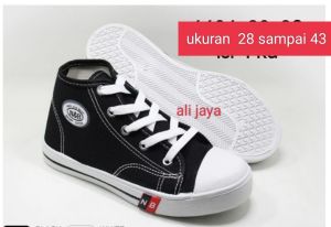sepatu bot n.b terbuat dari bahan kanvas ukuran SD / SMP SMA..