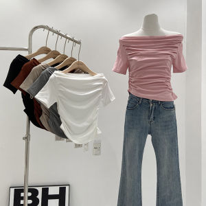 เสื้อยืดแขนสั้นไหล่เดียวสำหรับผู้หญิงในช่วงฤดูร้อนปี 2024 ดีไซน์ใหม่สไตล์เกาหลี ดีไซน์พับ แขนสั้น ทรงเข้ารูป เสื้อผ้าทำงาน