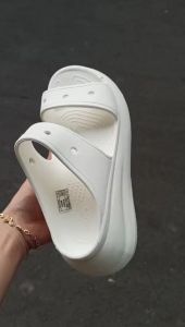 Dép 2 quai cross crush classic cao 7cm chính hãng xuất xịn tặng kèm 14 charm dép full box màu trắng