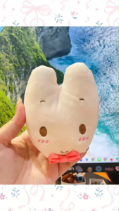 พวงกุญแจดีไซน์น้องกระต่าย Marron Cream ที่ใครเห็นก็ต้องหลงรัก ตัวพวงกุญแจเป็นกระเป๋าใบจิ๋วที่นุ่มนิ่มน่าสัมผัส ด้านในมีลายดอกไม้สุดหวานซ่อนอยู่ เหมาะสำหรับใช้ห้อยกระเป๋าหรือกุญแจรถขนาด 13×9×5 cm