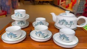Bộ ấm chén vẽ hoa sen xanh kẻ chỉ Bát Tràng