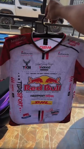 ✨เสื้อกีฬาพิมพ์ลาย ✨ คอวี Red Bull ผ้าไมโครสปอร์ตใส่ได้ทั้งผู้หญิงและผู้ชาย เสื้อยืดผู้ชาย เสื้อ เหมาะสำหรับการเดินทางและการออกกำลังกาย ราคาไม่แพง แห้งเร็ว