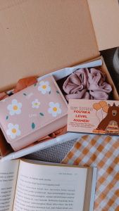 Set Mini Hampers Kado Cewek Dompet Lipat - Giftbox Ulangtahun Wisuda Wedding by Mocchiato