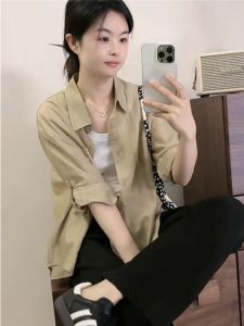 เสื้อเชิ้ตผ้าไหมกันแดดสไตล์ฝรั่งเศสสำหรับผู้หญิงในช่วงฤดูร้อน เสื้อคลุมแบบหลวมๆ สบายๆ บางๆ ดีไซน์เรียบง่าย แขนสั้น