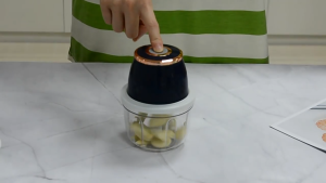 MEEVIDA Mini Electric Garlic Masher USB Wireless Press Mincer Vegetable Chili Meat Grinder Food Chopper Food Crusher Kitchen Gadgets 350ml