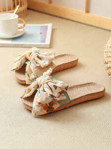 รองเท้าแตะผ้าลินินฤดูร้อนลายดอกไม้ผูกโบว์ผีเสื้อสไตล์เกาหลีสำหรับใส่ในบ้านแบบสวมสบาย รองเท้าแตะแบบลำลองสำหรับคู่รัก