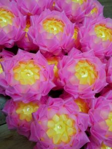 เหรียญโปรยทานลายดอกบัวดาวตัวเปล่า เกสรสีเหลืองกรีบชมพู 1 ชุดมี 40 ดอก สินค้ามีพร้อมส่งไม่ต้องพรีออเดอร์