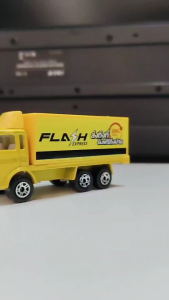 Majorette โมเดลรถบรรทุก Flash Express สเกล1/100 ของเล่น รถเหล็ก เปิดท้ายได้ (รถนอกแพ็ค) รถของเล่น สีเหลือง รถบรรทุก รถ6ล้อ