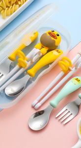 🐥 พร้อมส่ง 🐥 ตะเกียบฝึกเด็กและชุดช้อนส้อมเด็ก สเตนเลส 304 ลายเป็ด ชุดเสริมการกินบนโต๊ะอาหาร ฝึกเด็ก ทานอาหาร พร้อมกล่อง