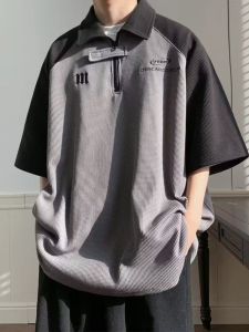 เสื้อโปโลแขนสั้นผู้ชายฤดูร้อน ดีไซน์ไม่ซ้ำใคร สีบล็อก สไตล์วิทยาลัย 5 นิ้ว เสื้อผ้าทำงาน ผ้าโพลีเอสเตอร์ 100% ปกติ