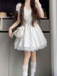 Itawina | ชุดเดรสสั้นสีขาวสไตล์ฝรั่งเศส ฤดูร้อน 2025 ชุดเดรสสั้นทรงเอเอวสูงแขนพองคอวีผ้าฝ้ายสำหรับผู้หญิง
