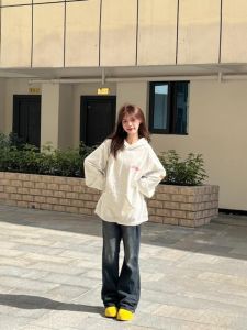 เสื้อสเวตเตอร์มีฮู้ดพิมพ์ลายตัวอักษรสไตล์ย้อนยุคแบบอเมริกันสำหรับผู้หญิง ฤดูใบไม้ร่วง/ฤดูหนาว สไตล์สตรีท ทรงหลวม สวมใส่สบาย