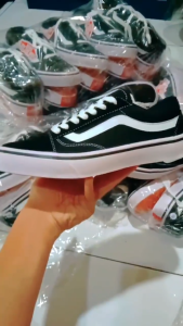 SEPATU V4NS SLIP ON FULL BLACK CASUAL SNEAKERS SEPATU SEKOLAH KERJA SANTAI PRIA DAN WANITA