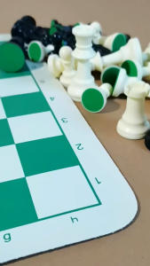 Đồ Chơi Bộ Cờ Vua Cỡ Lớn 95mm Kèm bàn Cờ Da PU có thể gấp gọn