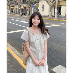 เสื้อเชิ้ตแขนสั้นลายทางแนวตั้งปาดไหล่แนวอาร์ตๆสไตล์ญี่ปุ่นเสื้อเชิ้ตตุ๊กตาผ้าโปร่งแนววินเทจน่ารักเนื้อสัมผัสดีใส่ช่วงฤดูร้อนสำหรับผู้หญิง