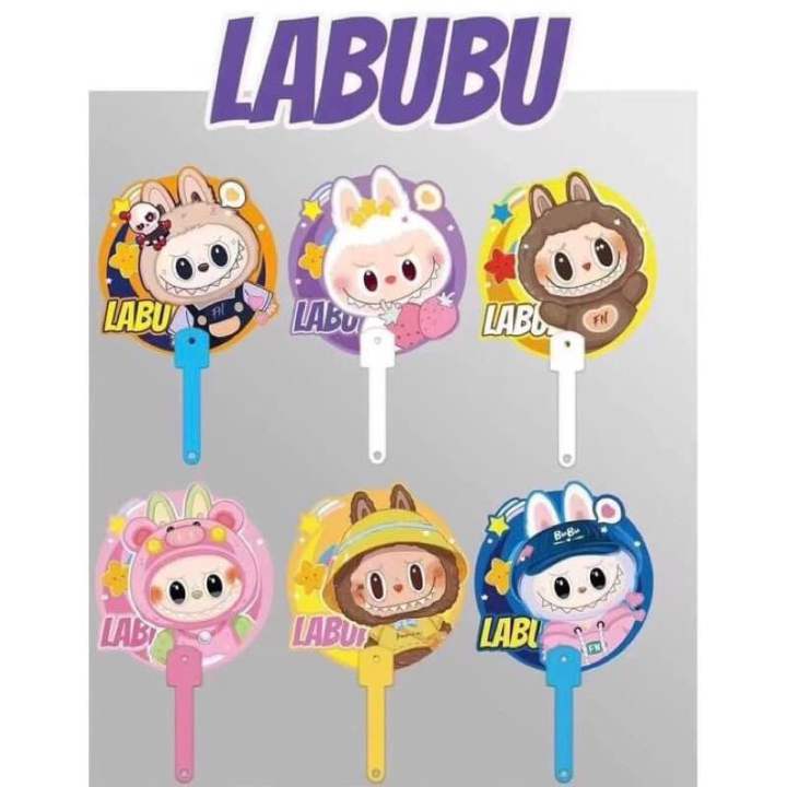 พร้อมส่ง พัดแบบถือลายตุ๊กตาลาบูบู้ (l)(a)(b)(u)(b)(u) มีหลายลาย ลายสุด ...
