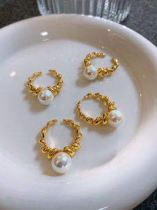 Vintage AKOYA Pearl Twist Ring for Women Elegant Gold Tone Finger Ring Fashionable French Style Pearlescent Twist Design