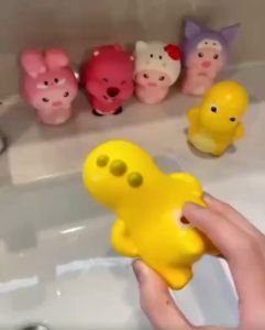 ปืดฉีดน้ำ การ์ตูนมังกรน่ารัก ของเล่นเด็ก ขนาด 11*5.5 ซม. จุน้ำได้เยอะ 120 ml