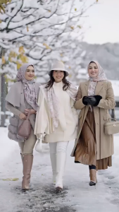 Hijab Segiempat Motif Switzerland Series Dengan Pin Logo B Looklike Voal Motif Premium