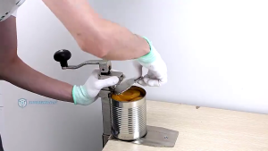 ที่เจาะเปิดกระป๋อง แบบใช้มือ  Manual Can Opener  ทำจากเหล็กหล่อ ชุบนิกเกิล เพื่อความทนทานและป้องกันสนิม