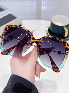 แว่นกันแดดทรงกรอบใหญ่แฟชั่นใหม่ แว่นกันแดดแบบย้อนยุค INS สำหรับผู้หญิง แว่นกันแดดแบบสวมที่ทนทานและทนทาน