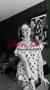เสื้อเชิ้ตแขนสั้นทรงโอเวอร์ไซส์ พิมพ์ลายจุด ทรงชิคๆ แมทช์เข้ากับกางเกงขายาวเอวสูง เก๋ๆ dot never die. ดีไซน์นี้เหมาะสำหรับผู้ที่ชื่นชอบสไตล์ที่ไม่ซ้ำใครและมีเอกลักษณ์เฉพาะตัว.  ความหลากหลายในการแต่งตัว  เสื้อเชิ้ตนี้สามารถแมทช์กับกางเกงขายาวเอวสูงได้อย่าง