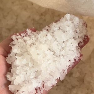 เกลือสมุทร แท้ 100% เกลือทำอาหาร เกลือใช้เลี้ยงปลา เกลือสครับผิว 1กิโลกรัม