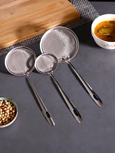 Cherry.Shop กระชอนสแตนเลส ช้อนตักกากอาหาร ด้ามจับยาว ของใช้ในครัวเรือน พร้อมส่ง