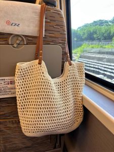 กระเป๋าถือทรงถ้วยขนาดใหญ่แบบสะพายไหล่เดียวสำหรับฤดูร้อนปี 2025 กระเป๋าถือแบบถักลายตาข่ายสำหรับวันหยุดชายหาด กระเป๋าถือแบบสะพายข้างสำหรับวัยรุ่น