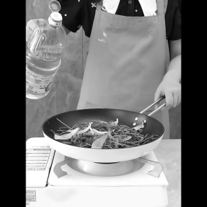 Botol Minyak Goreng Serbaguna Design Minimalis Tutup Otomatis Bahan Kaca