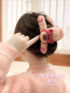 Lotso Hair Clip 🍓 M边草莓熊抓夹 Klip Rambut Cakar Rambut Kartun Comel Cute Pink Fluffy Hair Claw Hair Accessories Woman Fashion