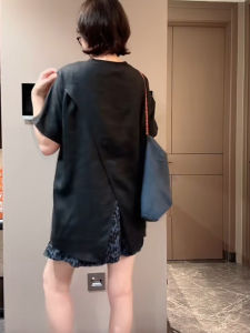 BINKAFENNY | เสื้อยืดแขนสั้นสีดำหลวมๆ สำหรับผู้หญิงในช่วงฤดูร้อน ทรงหลวมๆ ปิดหน้าท้องได้ดี เสื้อผ้าทำงานสไตล์เกาหลีแบบไม่มีฮู้ด