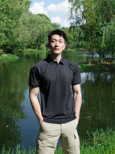 เสื้อโปโลแขนสั้นสีดำ ทรงหลวมสำหรับผู้ชาย ฤดูร้อน 2025 เสื้อเชิ้ตคอปกแขนสั้นทรงเข้ารูปสไตล์อเมริกัน เสื้อยืดคอกลมแขนสั้น