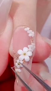 Hoa nhí màu trắng mix ngọc trai trắng và bi 3 màu vàng bạc đồng trang trí nail