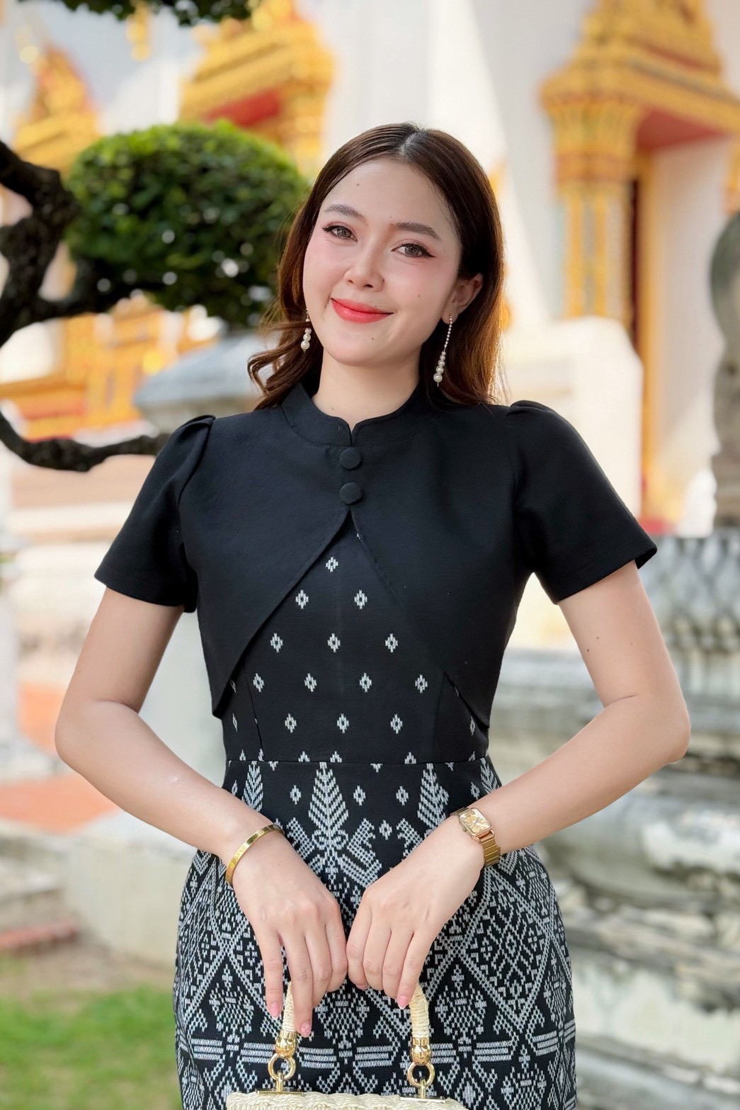 เดรสผ้าฝ้ายคอจีนลายไทย สีดำ-ขาว ใส่แล้วสง่า ทรงเข้ารูป พรางพุง | Lazada มุมมองที่ 8