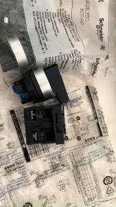 XA2EJ53 - Công tắc 3 vị trí 2 NO phi 22mm