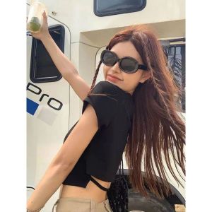 เสื้อยืดแขนสั้นผู้หญิงสไตล์เกาหลี ทรงเข้ารูป เส้นใยโพลีเอสเตอร์ คอตกลงพอง แขนสั้น ทรงเข้ารูป เอวสั้น