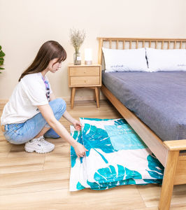 ปั๊มถุงเดินทางสุญญากาศไฟฟ้าสำหรับกระเป๋าสุญญากาศแบบใช้ซ้ำได้ชั้นวางแบบประหยัดเนื้อที่เครื่องปิดผนึกสุญญากาศที่ใช้สำหรับจัดระเบียบเสื้อผ้าที่มีประโยชน์