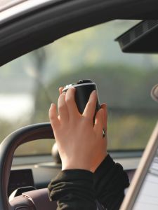 Smart Car Diffuser with Adjustable Starlight & RGB Mood LightingPremium Alloy Car Perfume Air Freshener 4 Modes Auto Spray1300mAh Battery Wireless UseSmart Auto Start/Stop/Pewangi Kereta汽车香薰香水空气净化器