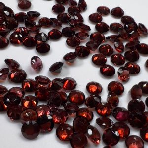 5059-GIÁ MỘT VIÊN GARNET ( ALMANDINE)ĐỎ SẪM ( THIÊN NHIÊN ) KÍCH THƯỚC 4 ly 9 đến 5 ly.