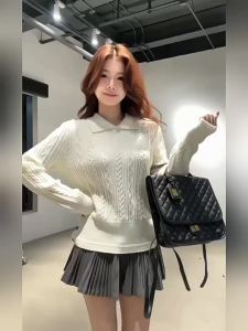 A chock | Elegant Knit Sweater with Jacquard Collar and Fitting Design