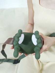 Mini rechargeable neck and shoulder massager that can knead the trapezius muscles and relax the neck.pengurut 按摩儀