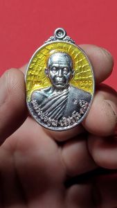 ปลอดภัย หลวงพ่อคูณ วัดบ้าน รุ่น๙๐ ฉลองวิหารเทพวิทยาคม เนื้อเงินลงยาสีเหลือง เลข1286 สร้าง 9999 เหรียญ ปี 2556 พระเครื่อง แท้ ยอดนิยม จำนวนประมาณ 9,999 หรือมากขึ้น