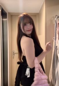 เสื้อเปิดหลัง คล้องคอ ทรงปล่อย ผ้าฝ้ายคอวี หลังยางยืดสม็อค มีสายผูกเอวหรือโบว์  แมทซ์ได้หลายลุค ชุดไปคาเฟ่#0216