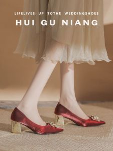 รองเท้าแต่งงานสีแดงสำหรับผู้หญิง รองเท้าส้นสูงแบบสวมหัวแหลม ด้านหน้าทำจากผ้าซาติน หัวเข็มขัดสี่เหลี่ยมประดับเพชร รองเท้าส้นหนาสบาย