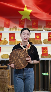 Thớt gỗ Teak Vibasic A80 phiên bản YÊU NƯỚC ghép dựng block kích thước 350x250x27mm có lỗ treo khắc logo 80 năm 2/9 dùng để cắt thái - Hàng chính hãng Bộ Quốc Phòng